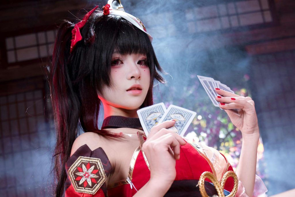 九柒喵火花写真赏析｜崩坏星穹铁道花火cos红色假面美学