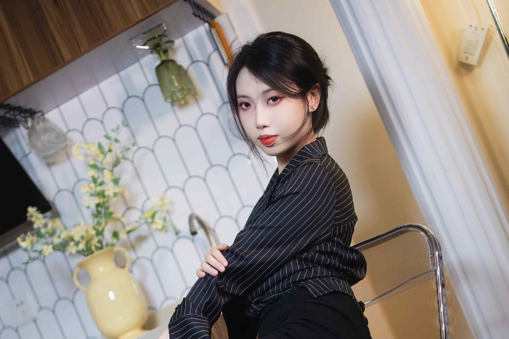 七只红豆黑绷带写真赏析，黑色条纹私服棚拍作品解析