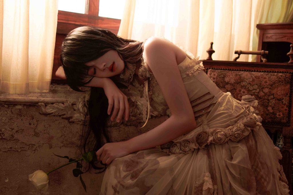图片[7]-桜桃喵玻璃玫瑰写真赏析｜复古白裙与玫瑰主题美学
