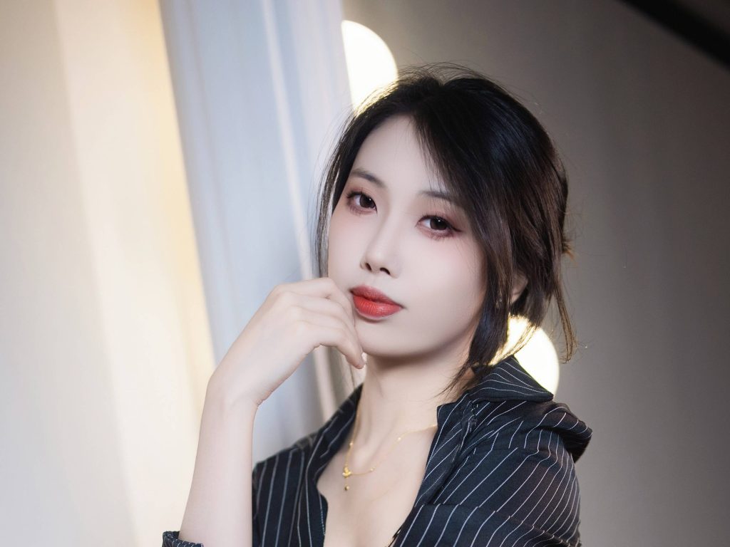 图片[6]-七只红豆黑绷带写真赏析，黑色条纹私服棚拍作品解析