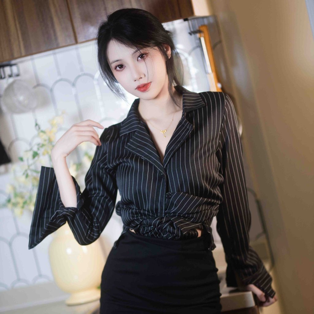 图片[2]-七只红豆黑绷带写真赏析，黑色条纹私服棚拍作品解析