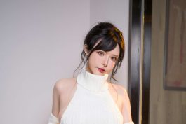 秋和柯基毛衣写真:白色针织人像中的温柔光影与室内氛围-绅士网