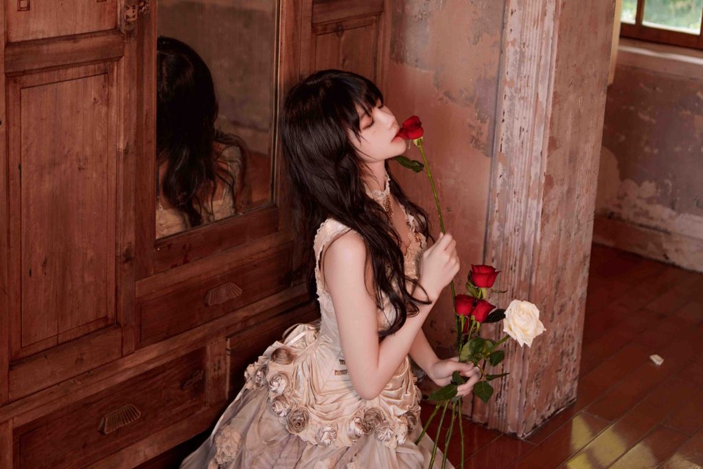 图片[5]-桜桃喵玻璃玫瑰写真赏析｜复古白裙与玫瑰主题美学