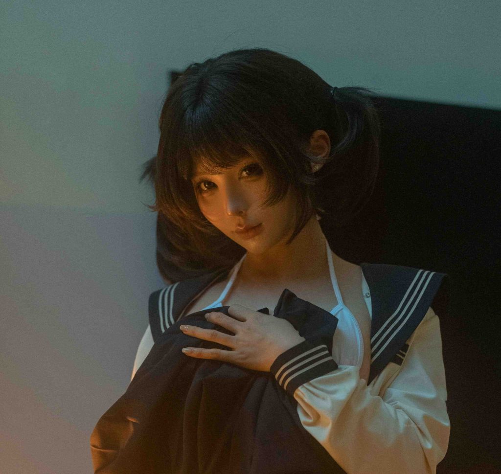 图片[5]-蠢沫沫《火》写真赏析：暖光制服与暗调电影感