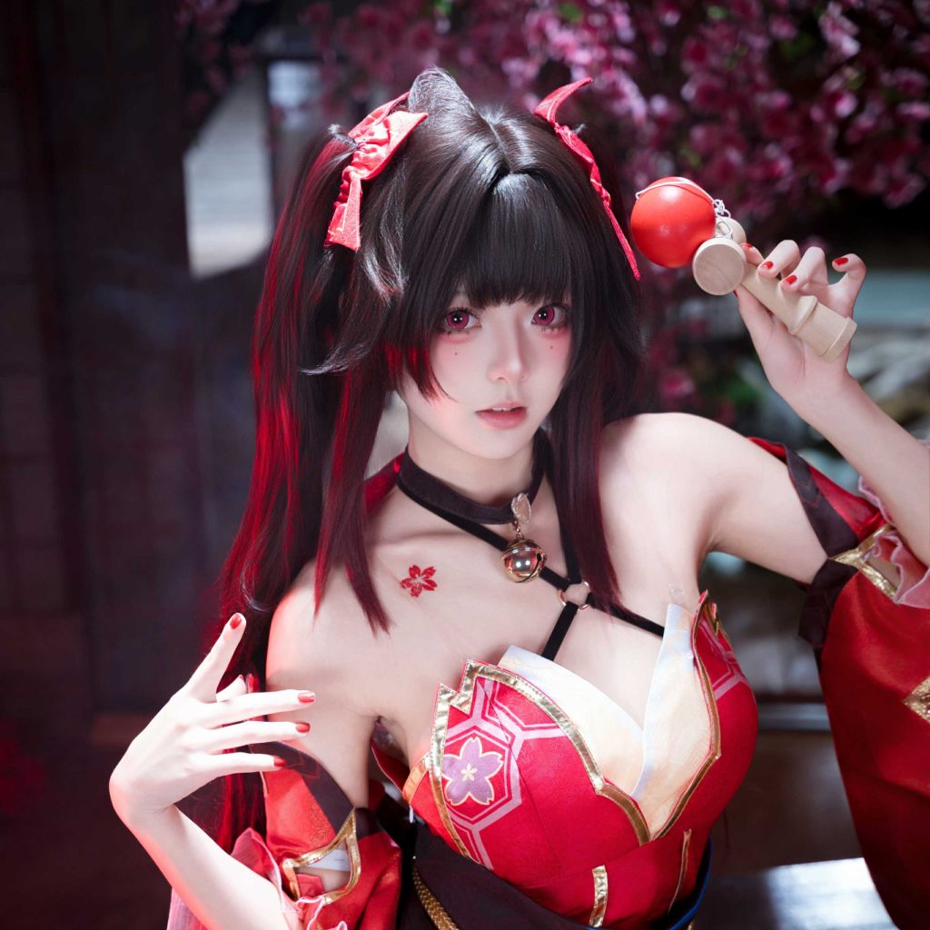 图片[3]-九柒喵火花写真赏析｜崩坏星穹铁道花火cos红色假面美学