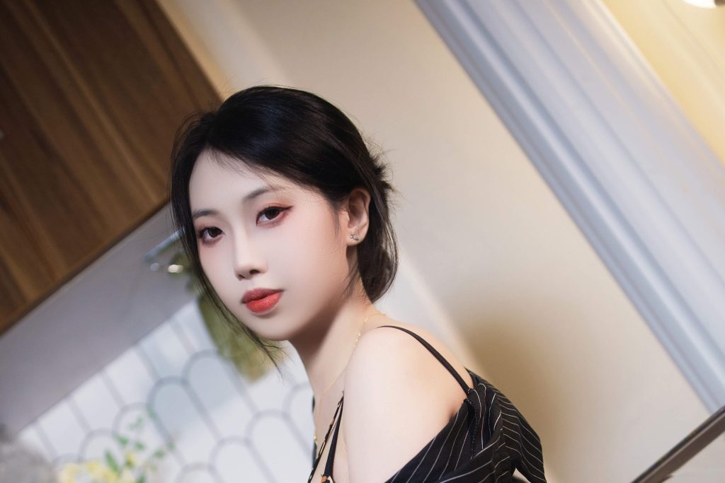 图片[4]-七只红豆黑绷带写真赏析，黑色条纹私服棚拍作品解析