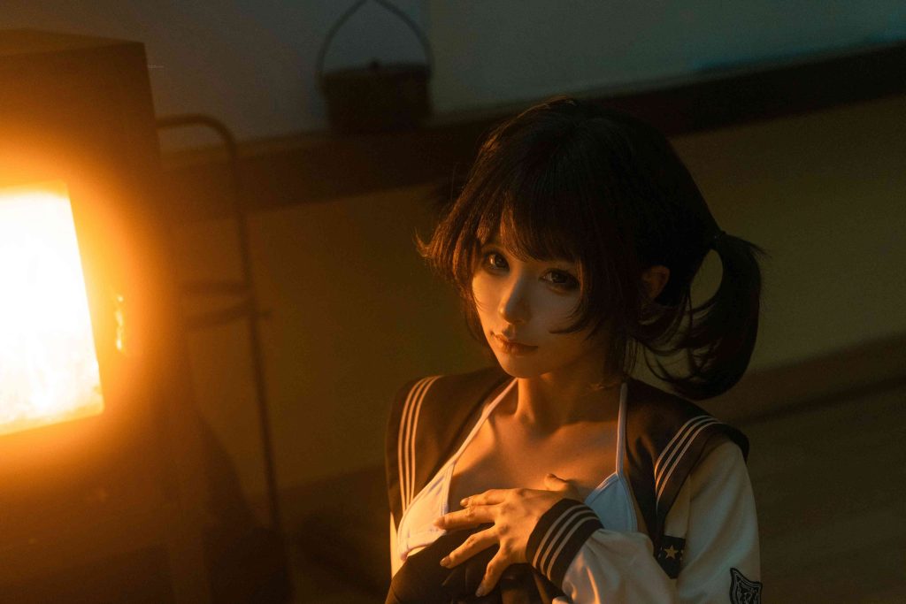 图片[4]-蠢沫沫《火》写真赏析：暖光制服与暗调电影感