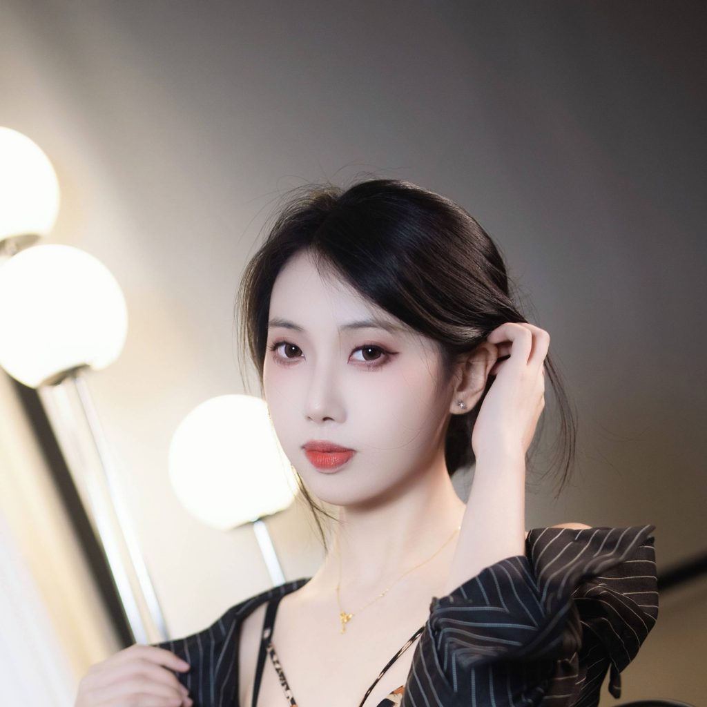图片[7]-七只红豆黑绷带写真赏析，黑色条纹私服棚拍作品解析