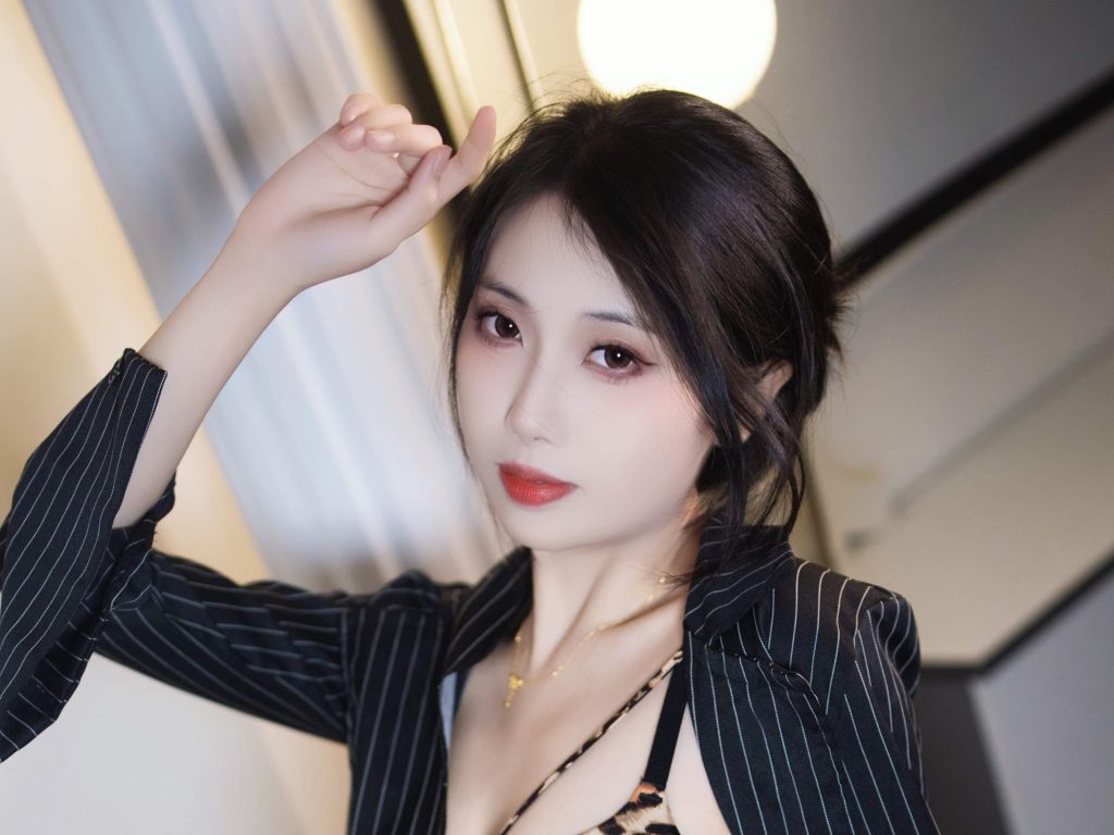 图片[5]-七只红豆黑绷带写真赏析，黑色条纹私服棚拍作品解析