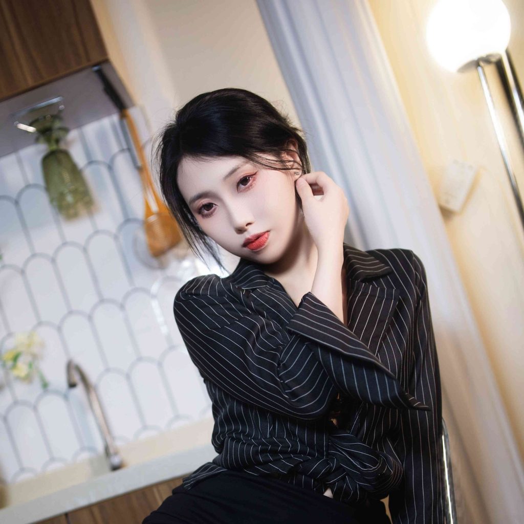 图片[3]-七只红豆黑绷带写真赏析，黑色条纹私服棚拍作品解析