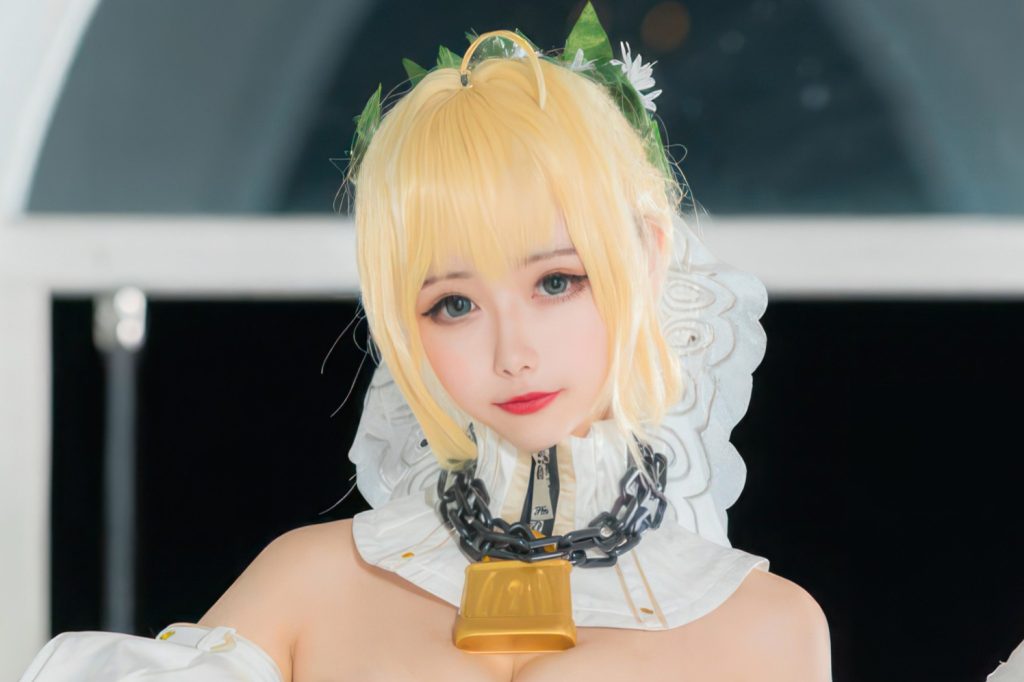 Momoko葵葵FGO尼禄花嫁写真，白色礼装与锁链美学解析