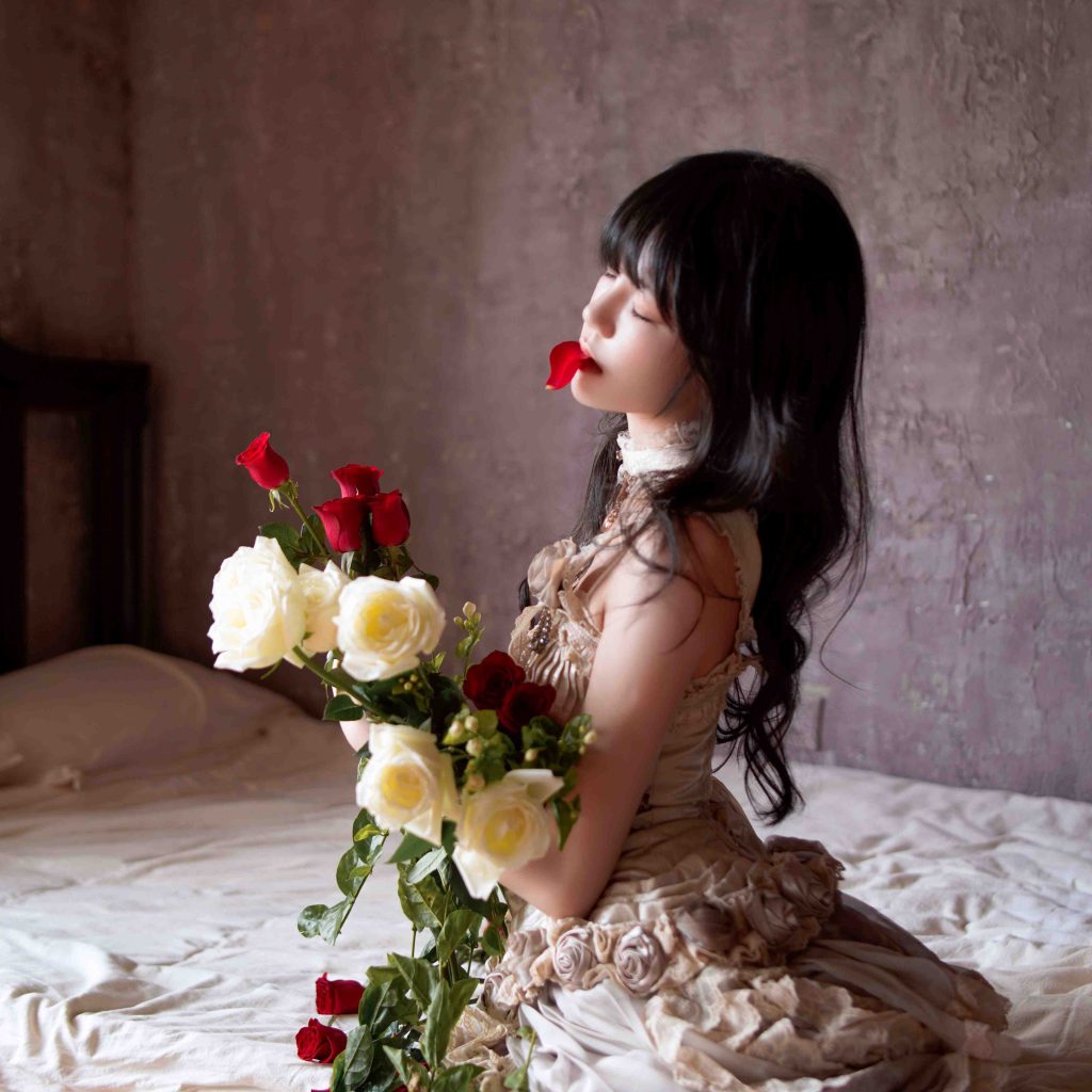 图片[2]-桜桃喵玻璃玫瑰写真赏析｜复古白裙与玫瑰主题美学