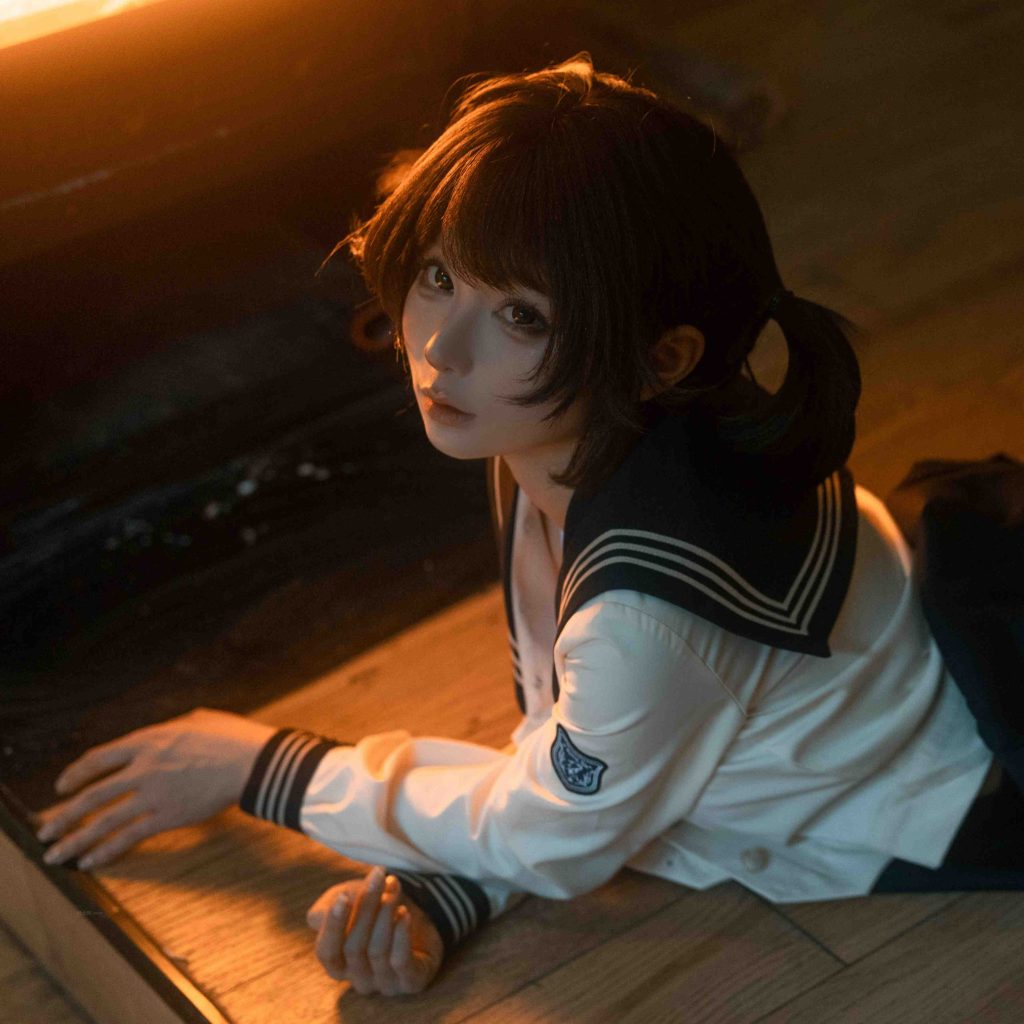 图片[2]-蠢沫沫《火》写真赏析：暖光制服与暗调电影感