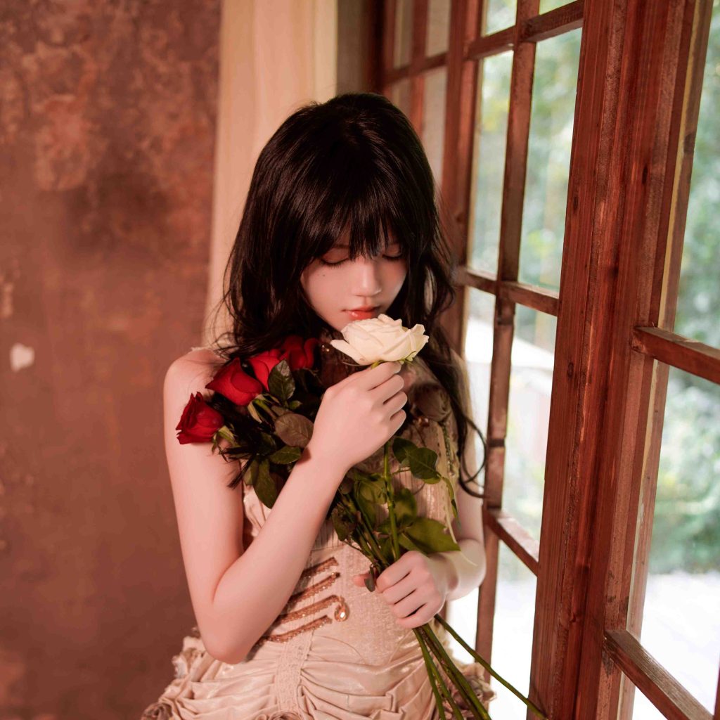 图片[4]-桜桃喵玻璃玫瑰写真赏析｜复古白裙与玫瑰主题美学
