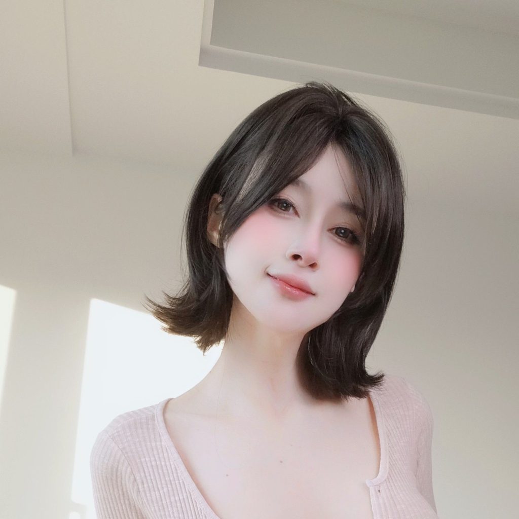 图片[8]-白银81自撮り Vol.105写真赏析：窗边自然光下的粉色居家自拍