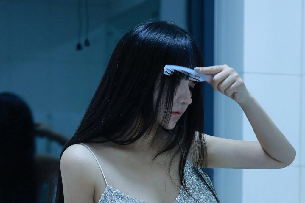 图片[4]-韩熙子Hayley浴室月光写真赏析｜冷蓝浴室里的银色月光人像