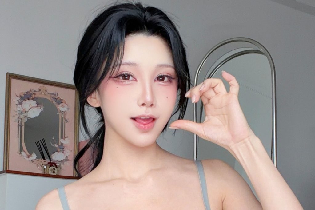 图片[7]-水淼Aqua NIKKE阿尼斯星光写真，冷白光室内氛围下的阿尼斯角色解析