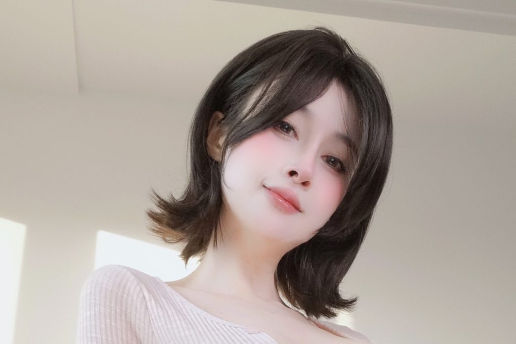 图片[9]-白银81自撮り Vol.105写真赏析：窗边自然光下的粉色居家自拍