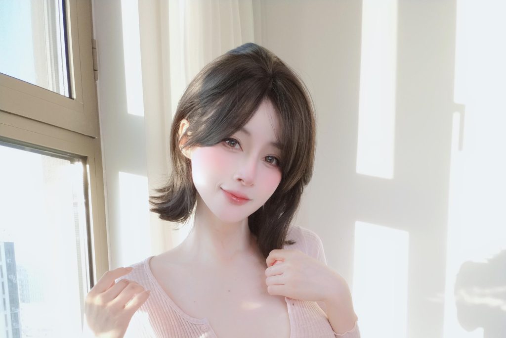 白银81自撮り Vol.105写真赏析：窗边自然光下的粉色居家自拍