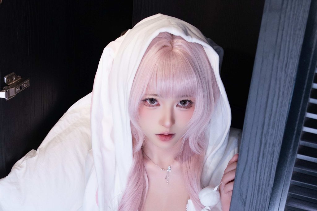 图片[3]-清水由乃《衣柜里的兔子》写真赏析：粉发兔耳与暗色衣柜的氛围感影像