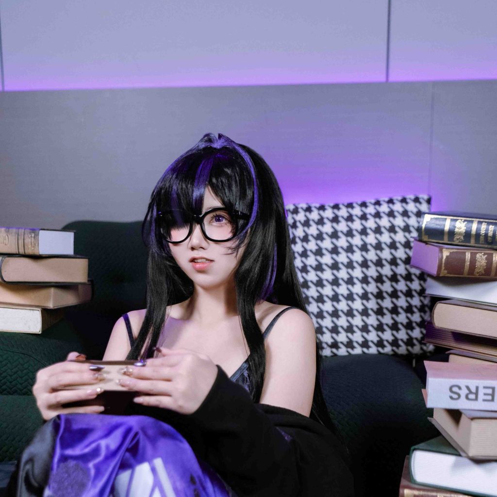 图片[6]-雇頁頁 NIKKE 蕾贝尔 cosplay 写真赏析｜胜利女神妮姬 Label 紫色图书馆少女