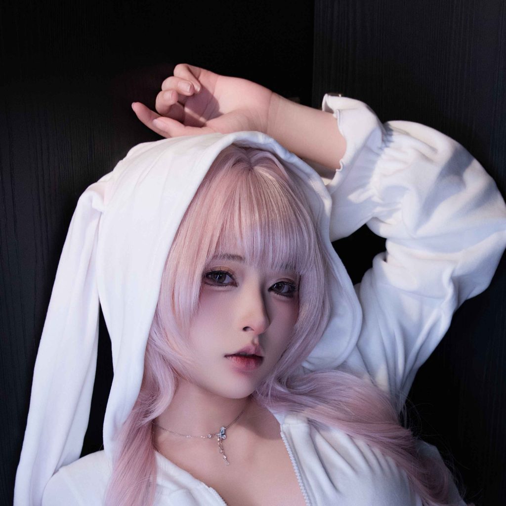 图片[2]-清水由乃《衣柜里的兔子》写真赏析：粉发兔耳与暗色衣柜的氛围感影像