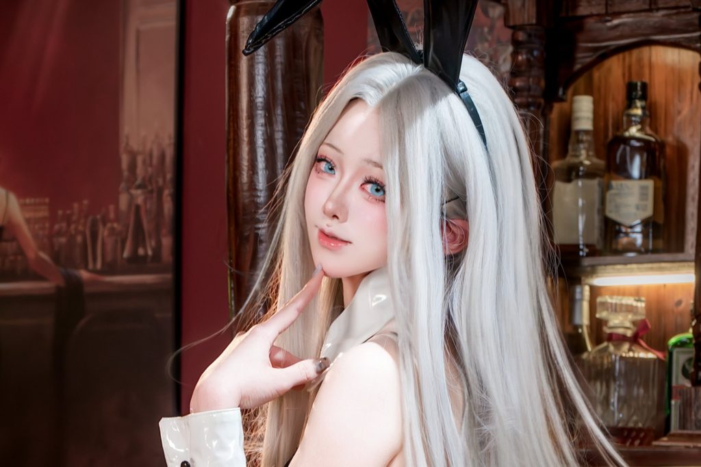 图片[6]-前野太太碧蓝航线约克城兔女郎写真赏析｜银发蓝眸与复古酒吧氛围感