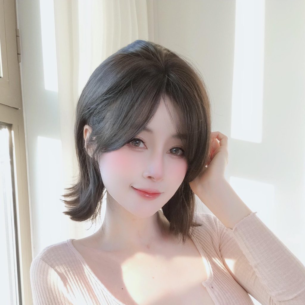 图片[3]-白银81自撮り Vol.105写真赏析：窗边自然光下的粉色居家自拍