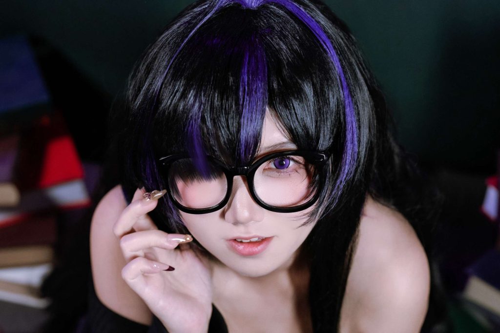 图片[4]-雇頁頁 NIKKE 蕾贝尔 cosplay 写真赏析｜胜利女神妮姬 Label 紫色图书馆少女