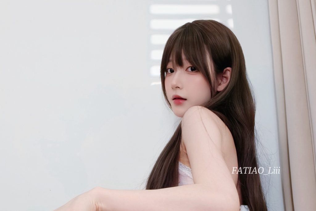 迷之呆梨《这里更甜》写真赏析：淡粉甜系原创写真与室内柔光拍摄解析