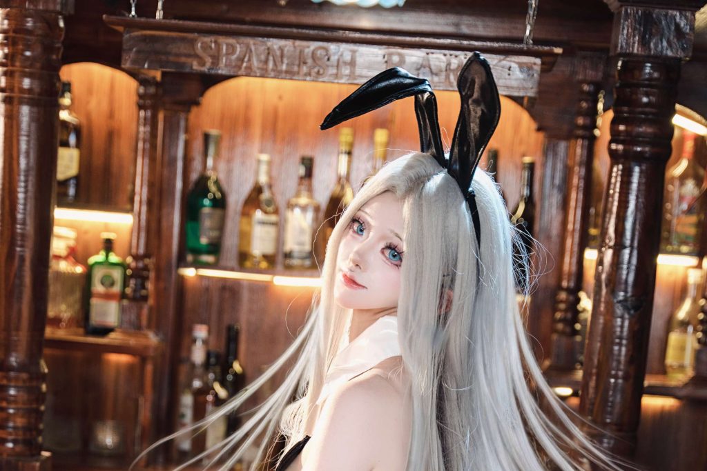 图片[9]-前野太太碧蓝航线约克城兔女郎写真赏析｜银发蓝眸与复古酒吧氛围感