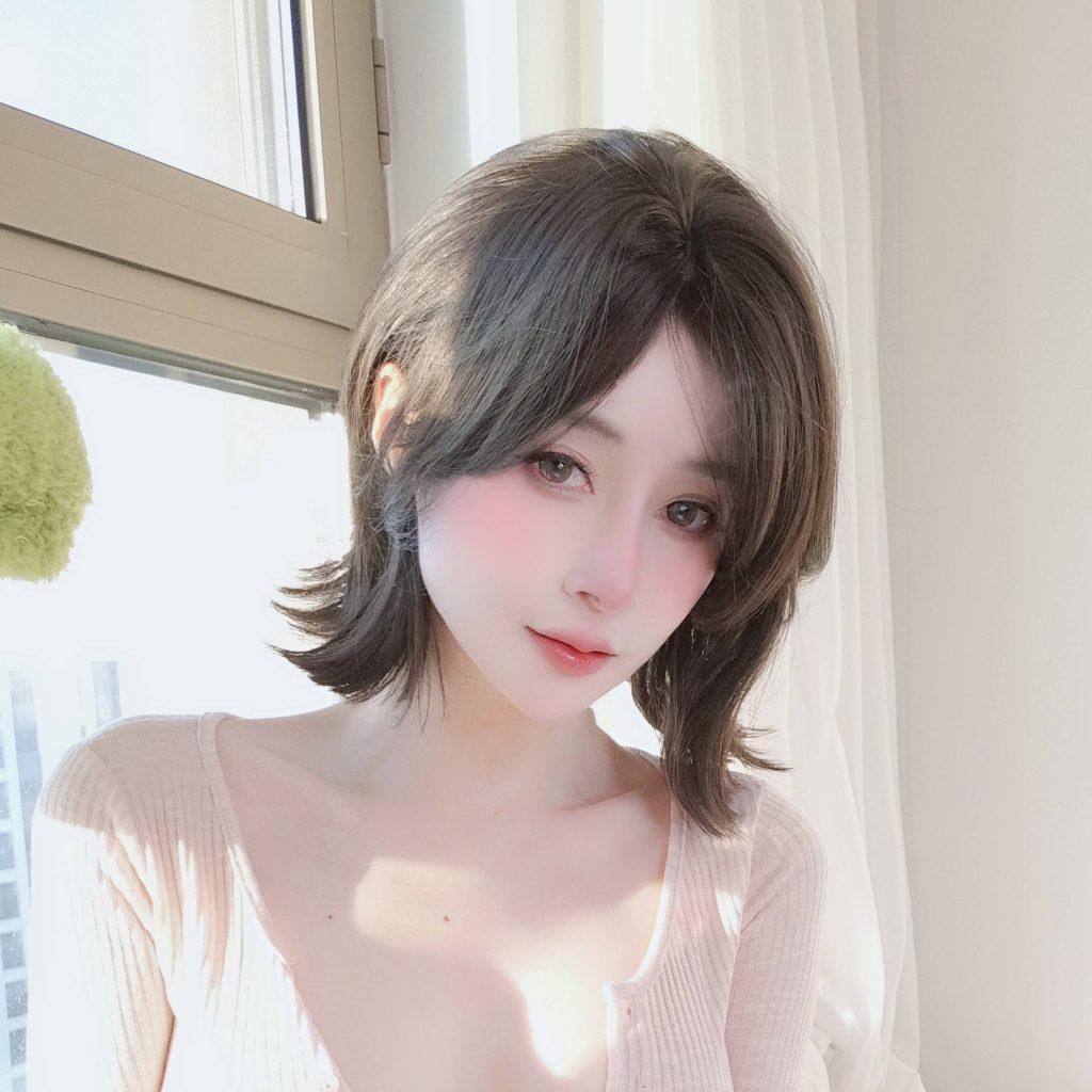 图片[4]-白银81自撮り Vol.105写真赏析：窗边自然光下的粉色居家自拍