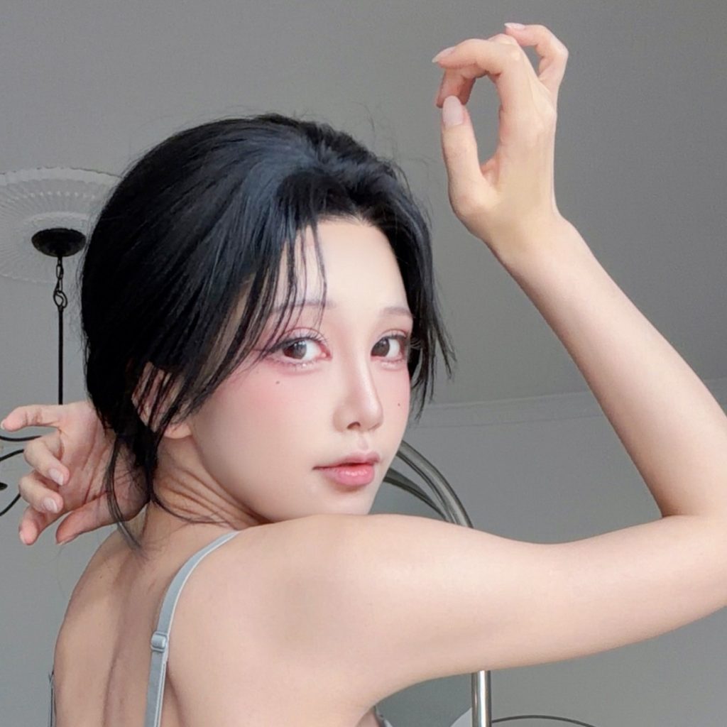 图片[2]-水淼Aqua NIKKE阿尼斯星光写真，冷白光室内氛围下的阿尼斯角色解析