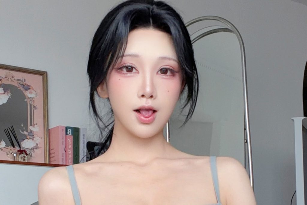 图片[5]-水淼Aqua NIKKE阿尼斯星光写真，冷白光室内氛围下的阿尼斯角色解析