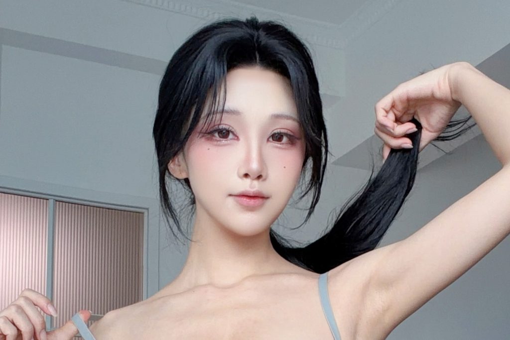 图片[3]-水淼Aqua NIKKE阿尼斯星光写真，冷白光室内氛围下的阿尼斯角色解析