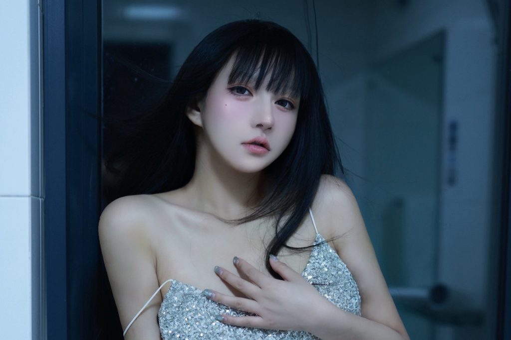 韩熙子Hayley浴室月光写真赏析｜冷蓝浴室里的银色月光人像