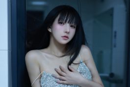 韩熙子Hayley《浴室月光》写真赏析:冷蓝影调下的银色人像叙事-绅士网