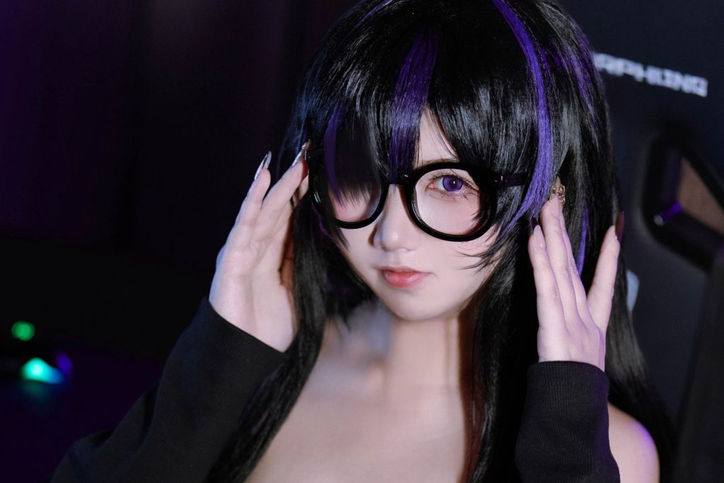 图片[5]-雇頁頁 NIKKE 蕾贝尔 cosplay 写真赏析｜胜利女神妮姬 Label 紫色图书馆少女