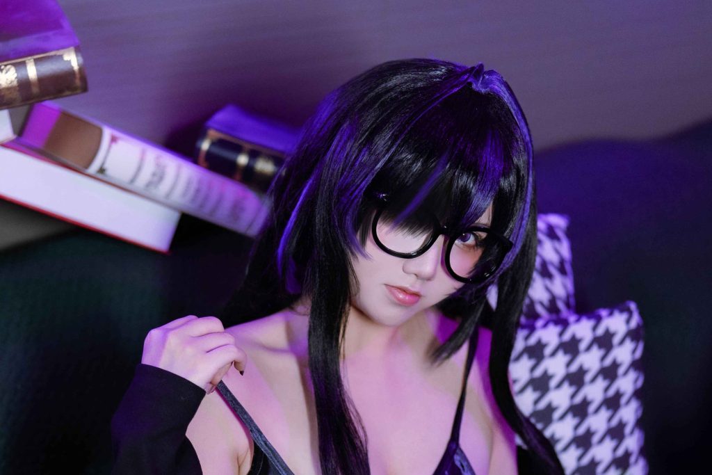 雇頁頁 NIKKE 蕾贝尔 cosplay 写真赏析｜胜利女神妮姬 Label 紫色图书馆少女