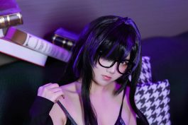 雇頁頁 NIKKE 蕾贝尔写真赏析:紫色暗光中的图书馆少女 Label-绅士网