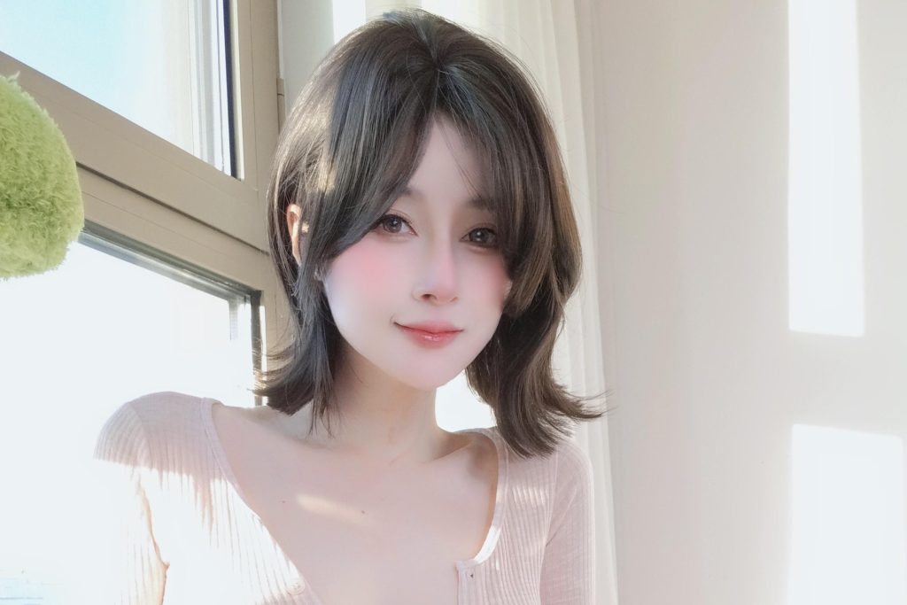 图片[5]-白银81自撮り Vol.105写真赏析：窗边自然光下的粉色居家自拍