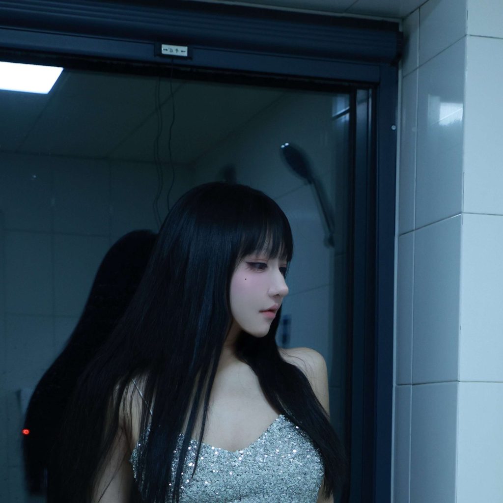 图片[3]-韩熙子Hayley浴室月光写真赏析｜冷蓝浴室里的银色月光人像