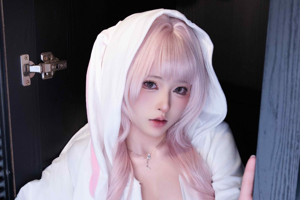 清水由乃《衣柜里的兔子》写真赏析：粉发兔耳与暗色衣柜的氛围感影像