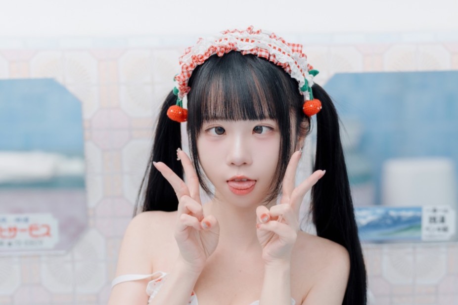可可小白兔慾望澡堂写真赏析｜蓝白浴场日系主题摄影解析
