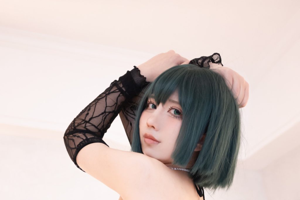 图片[7]-九曲Jean《一拳超人》吹雪Cosplay写真赏析｜地狱吹雪绿发造型与室内光影