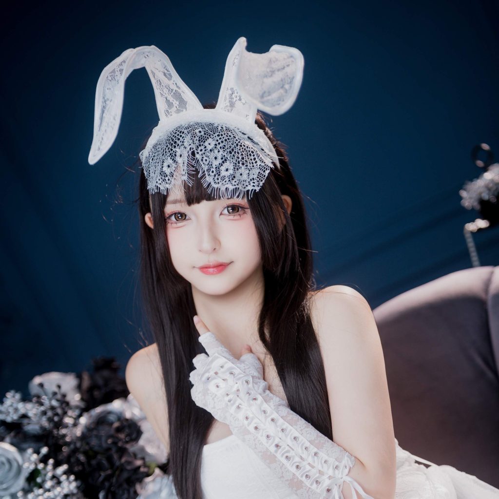 图片[2]-神楽坂真冬《白紗幻夢》写真解析：白纱兔耳与深蓝暗场的梦境美学