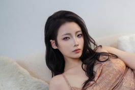 珟珏Dita《反光毒蛇》高清写真赏析:蛇纹吊带裙与冷调人像摄影-绅士网