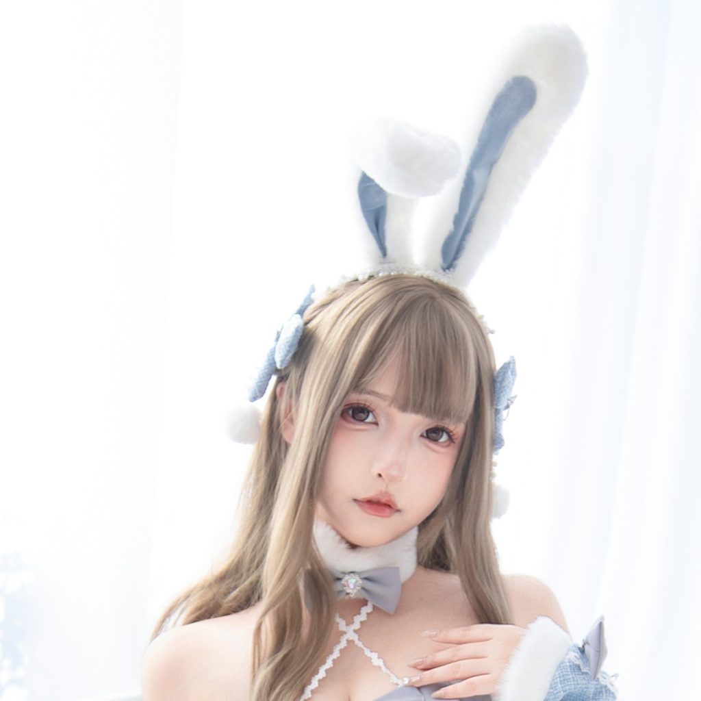 图片[2]-神楽坂真冬《萌兔初沐》写真赏析：蓝白兔系造型与清透自然光摄影