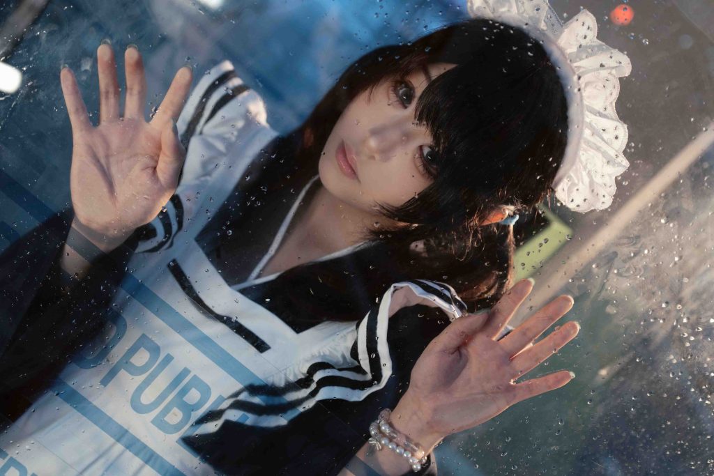 蝉时w和风女仆写真赏析：雨后电话亭中的蓝调日系人像