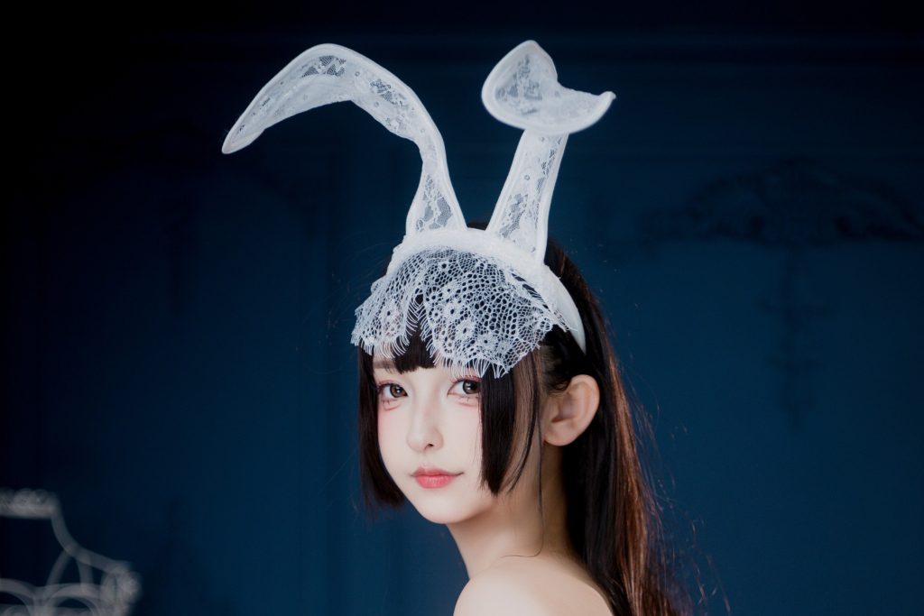 图片[8]-神楽坂真冬《白紗幻夢》写真解析：白纱兔耳与深蓝暗场的梦境美学